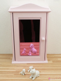 jasnoróżowa szafa dla lalek z różowym lusterkiem
