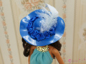 Niebieski kapelusz z różyczkami