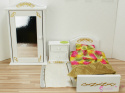 Pojedyncze łóżko dla lalki ze złotymi ornamentami