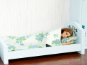 Pojedyncze łóżko dla lalki w kwiatki