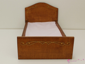 Pojedyncze łóżko dla lalki ze złotymi ornamentami