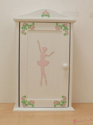 Drewniana szafa dla lalek "Baletnica I"