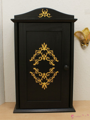 Czarna, drewniana szafa dla lalek ze złotymi ornamentami II