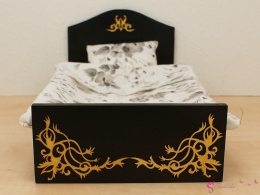 Pojedyncze czarne łóżko dla lalki ze złotymi ornamentami