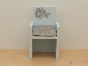 Krzesło ze srebrną różyczką