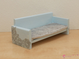 Sofa dla lalek barbie ze srebrnymi różyczkami