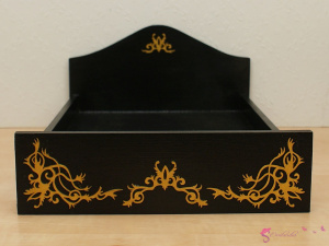 Podwójne czarne łóżko dla lalek ze złotymi ornamentami