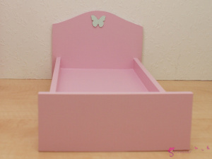 Pojedyncze łóżko dla lalki z motylkiem lub kwiatkiem