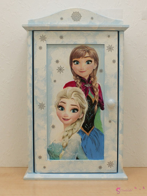 Drewniana szafa dla lalek "Anna i Elsa"