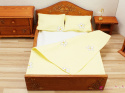 Sypialnia z ptaszkami - podwójne łóżko, komoda, szafka nocna