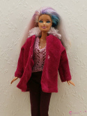 Różowy płaszczyk z futerkiem dla lalki barbie