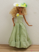 Zielona suknia z kapeluszem