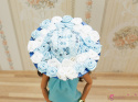 Niebiesko-biały kapelusz z różyczkami