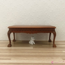 Miniaturowy stolik kawowy w skali 1:6 do domku dla lalek, widok z przodu
