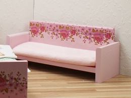 drewniana sofa dla lalek z różowym materacem - Różowy Ogródek