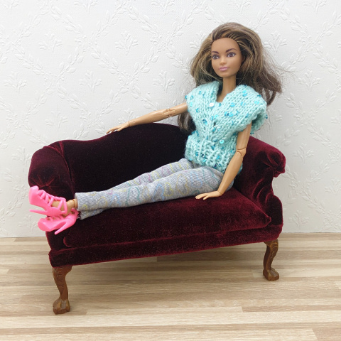 Bordowy fotel i sofa do domku dla lalek w skali 1:6 Bordowy fotel i sofa do domku dla lalek w skali 1:6