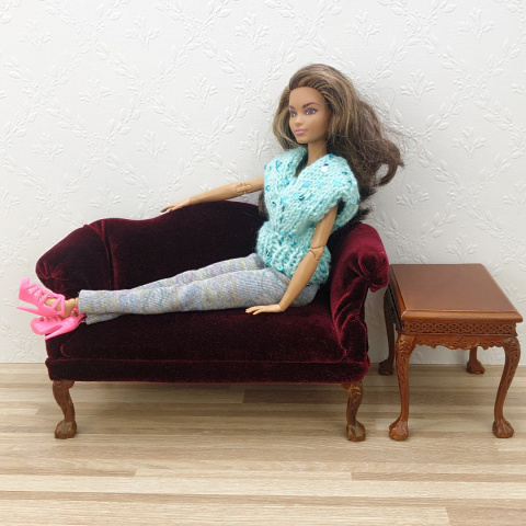 Bordowy fotel i sofa do domku dla lalek w skali 1:6 Bordowy fotel i sofa do domku dla lalek w skali 1:6