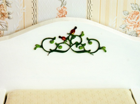 ornament dzikiej róży na drewnianym łóżku dla lalek ornament dzikiej róży na drewnianym łóżku dla lalek