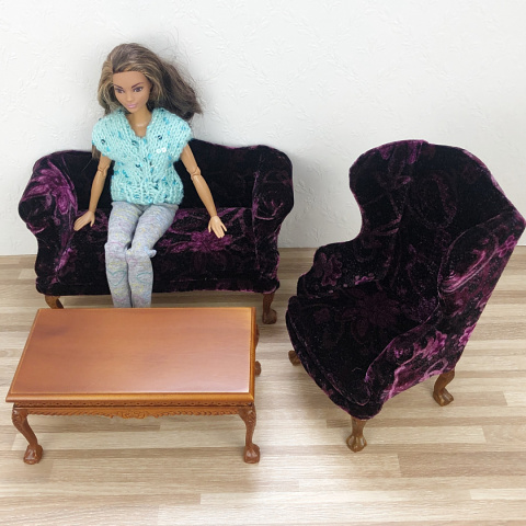 Fioletowy fotel i sofa do domku dla lalek w skali 1:6 Fioletowy fotel i sofa do domku dla lalek w skali 1:6