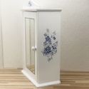 szafa dla lalek ozdobiona wzorem kwiatowym decoupage