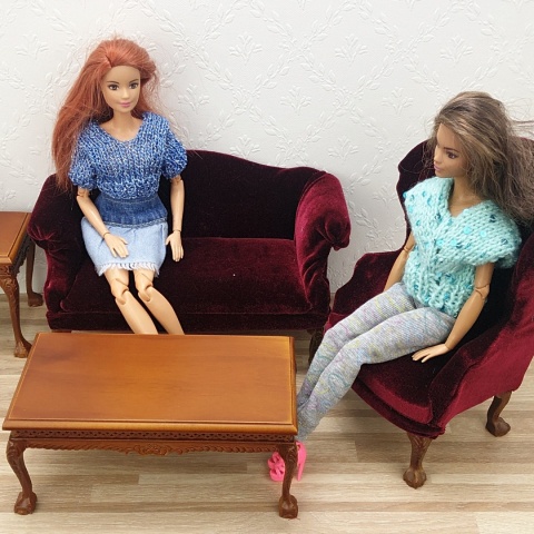 Czerwony fotel i sofa do domku dla lalek w skali 1:6 Czerwony fotel i sofa do domku dla lalek w skali 1:6