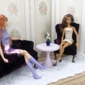 Fioletowy fotel i sofa do domku dla lalek w skali 1:6