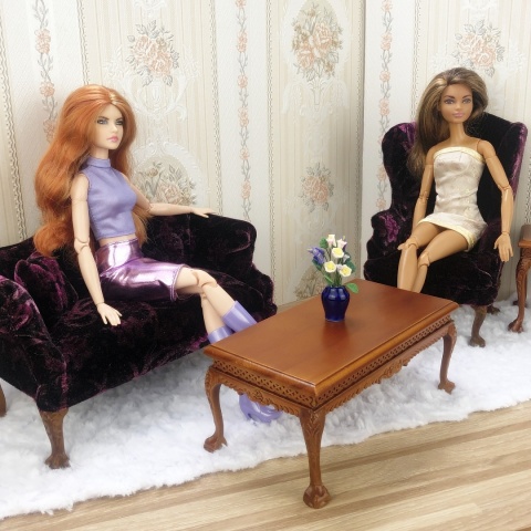 Fioletowy fotel i sofa do domku dla lalek w skali 1:6