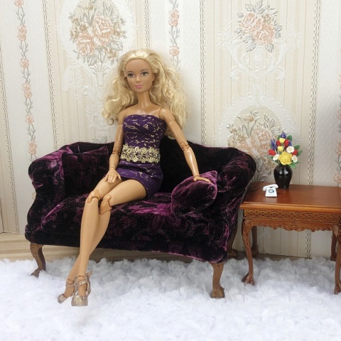 Fioletowy fotel / sofa do domku dla lalek w skali 1:6