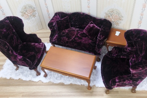 Fioletowy fotel / sofa do domku dla lalek w skali 1:6