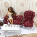 sofa i fotel czerwone w białe kwiatki do domku dla lalek w skali 1:6