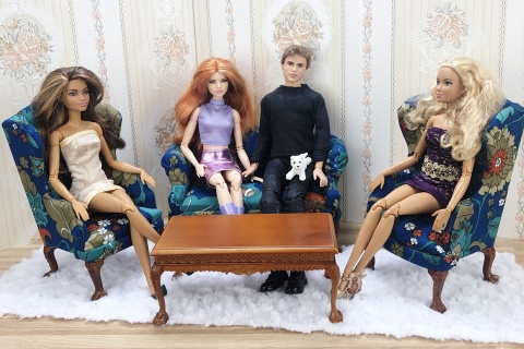 Miniaturowa sofa do domku dla lalek w skali 1:6 - kolorowe kwiaty