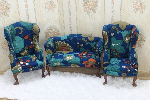 Miniaturowa sofa do domku dla lalek w skali 1:6 - kolorowe kwiaty