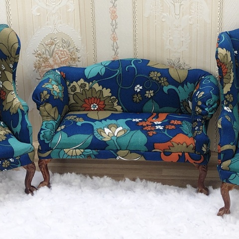 Miniaturowa sofa do domku dla lalek w skali 1:6 - kolorowe kwiaty