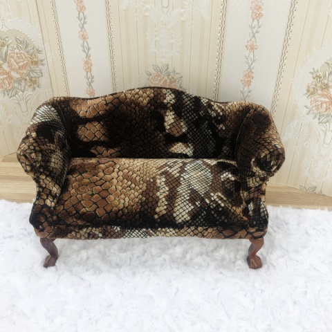 Fotel / sofa do domku dla lalek w skali 1:6 - wzór wężowej skóry