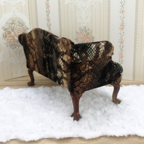 Fotel / sofa do domku dla lalek w skali 1:6 - wzór wężowej skóry