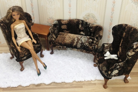 Fotel / sofa do domku dla lalek w skali 1:6 - wzór wężowej skóry