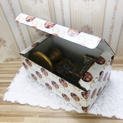 Fotelik ze złotą ramą i stoliczek do domku dla lalek w skali 1:6