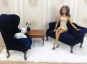 Granatowy fotel / sofa do domku dla lalek w skali 1:6