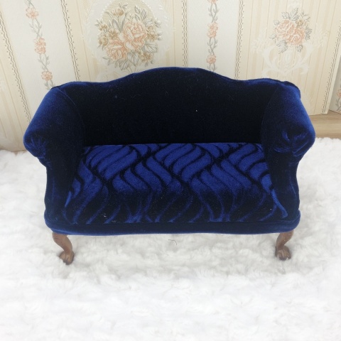 Granatowy fotel / sofa do domku dla lalek w skali 1:6