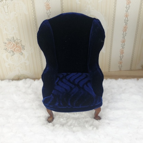 Granatowy fotel / sofa do domku dla lalek w skali 1:6