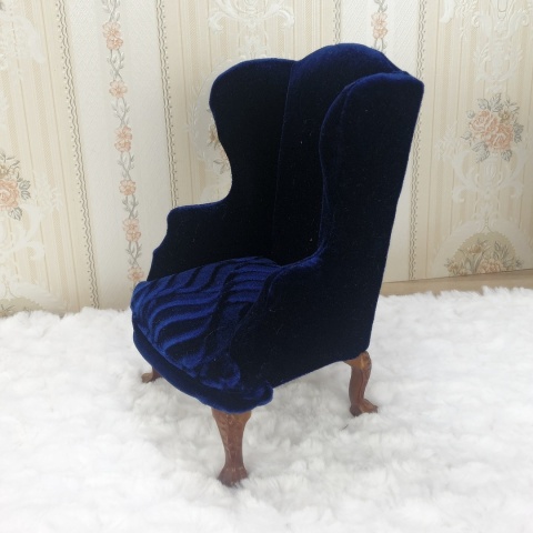 Granatowy fotel / sofa do domku dla lalek w skali 1:6