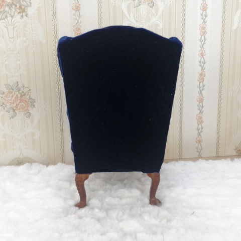 Granatowy fotel / sofa do domku dla lalek w skali 1:6