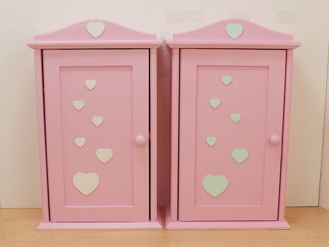 Kolorowy Zakątek - drewniana szafa dla lalek kwiatki i motylki Kolorowy Zakątek - drewniana szafa dla lalek kwiatki i motylki