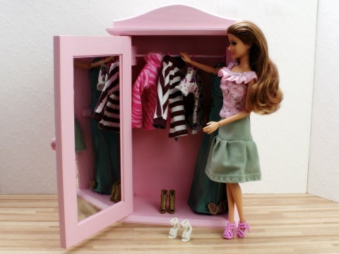 Kolorowy Zakątek - drewniana szafa dla lalek kwiatki i motylki Kolorowy Zakątek - drewniana szafa dla lalek kwiatki i motylki