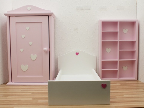 Kolorowy Zakątek - drewniana szafa dla lalek kwiatki i motylki Kolorowy Zakątek - drewniana szafa dla lalek kwiatki i motylki