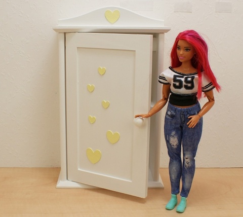 Kolorowy Zakątek - drewniana szafa dla lalek kwiatki i motylki Kolorowy Zakątek - drewniana szafa dla lalek kwiatki i motylki