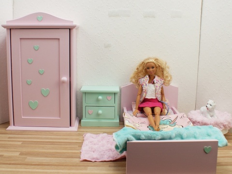 Kolorowy Zakątek - drewniana szafa dla lalek kwiatki i motylki Kolorowy Zakątek - drewniana szafa dla lalek kwiatki i motylki