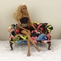 Kolorowy fotel / sofa do domku dla lalek w skali 1:6 Kolorowy fotel / sofa do domku dla lalek w skali 1:6