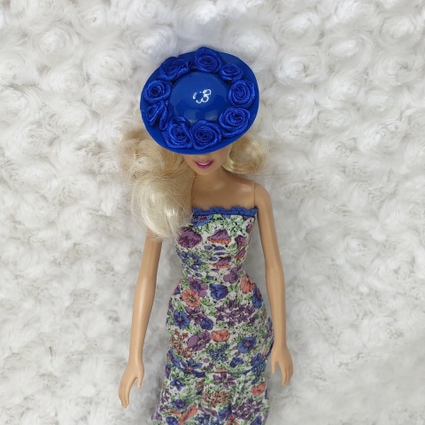 Kwiecista Sukienka – suknia, kapelusz i buciki dla lalki Barbie (3 elementy)