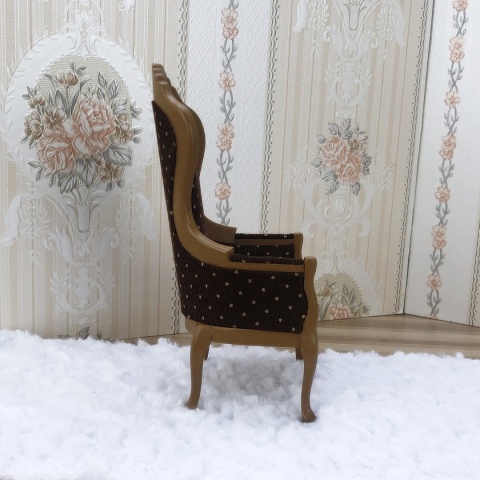Miniaturowe krzesło w kropeczki do domku dla lalek Miniaturowe krzesło w kropeczki do domku dla lalek